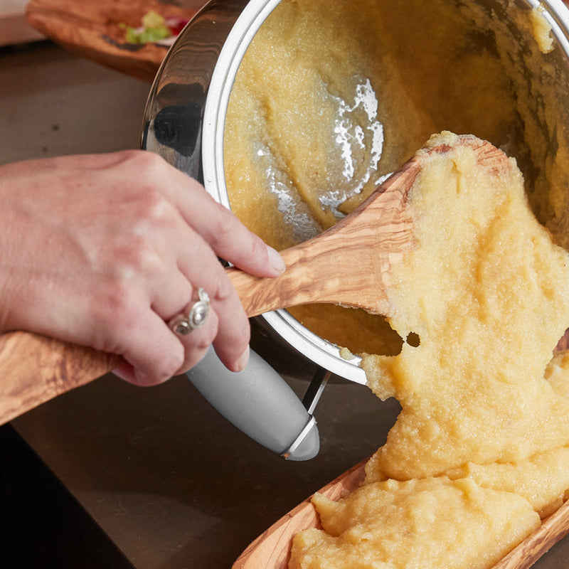 Cooking creamy polenta from scratch: a step-by-step guide.